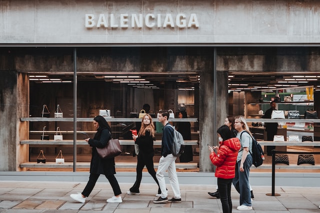 تتساءل كيم كارداشيان عن شراكتها مع Balenciaga ، بعد حملة مثيرة للجدل تضم أطفالًا