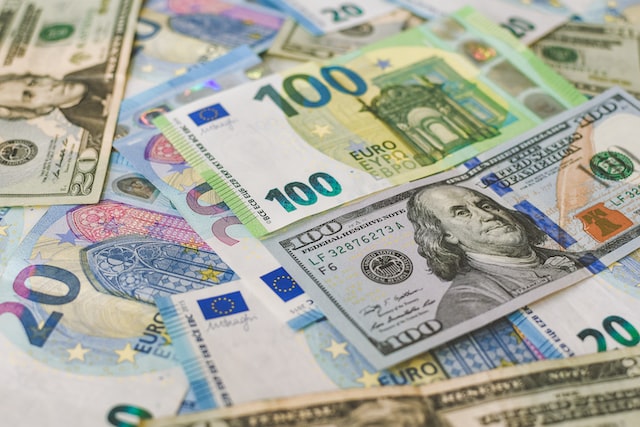 اليورو يرتفع ويقترب من 1.08 دولار